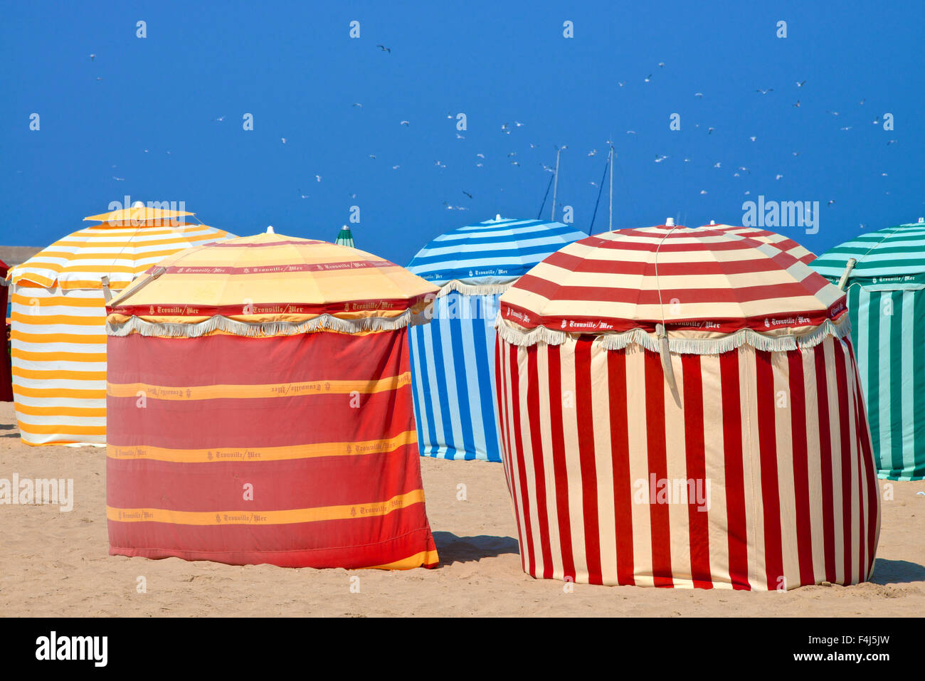 Rayures de couleur typiques cabines de plage, plage et mer, Trouville sur Mer, Normandie, France, Europe Banque D'Images