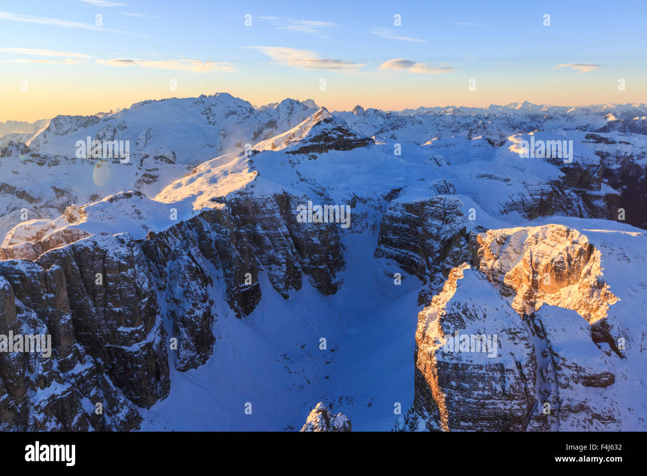 Vue aérienne de pointe et Boe Groupe Marmolada au coucher du soleil, Groupe du Sella, Dolomites, Trentino-Alto Adige, Italie, Europe Banque D'Images