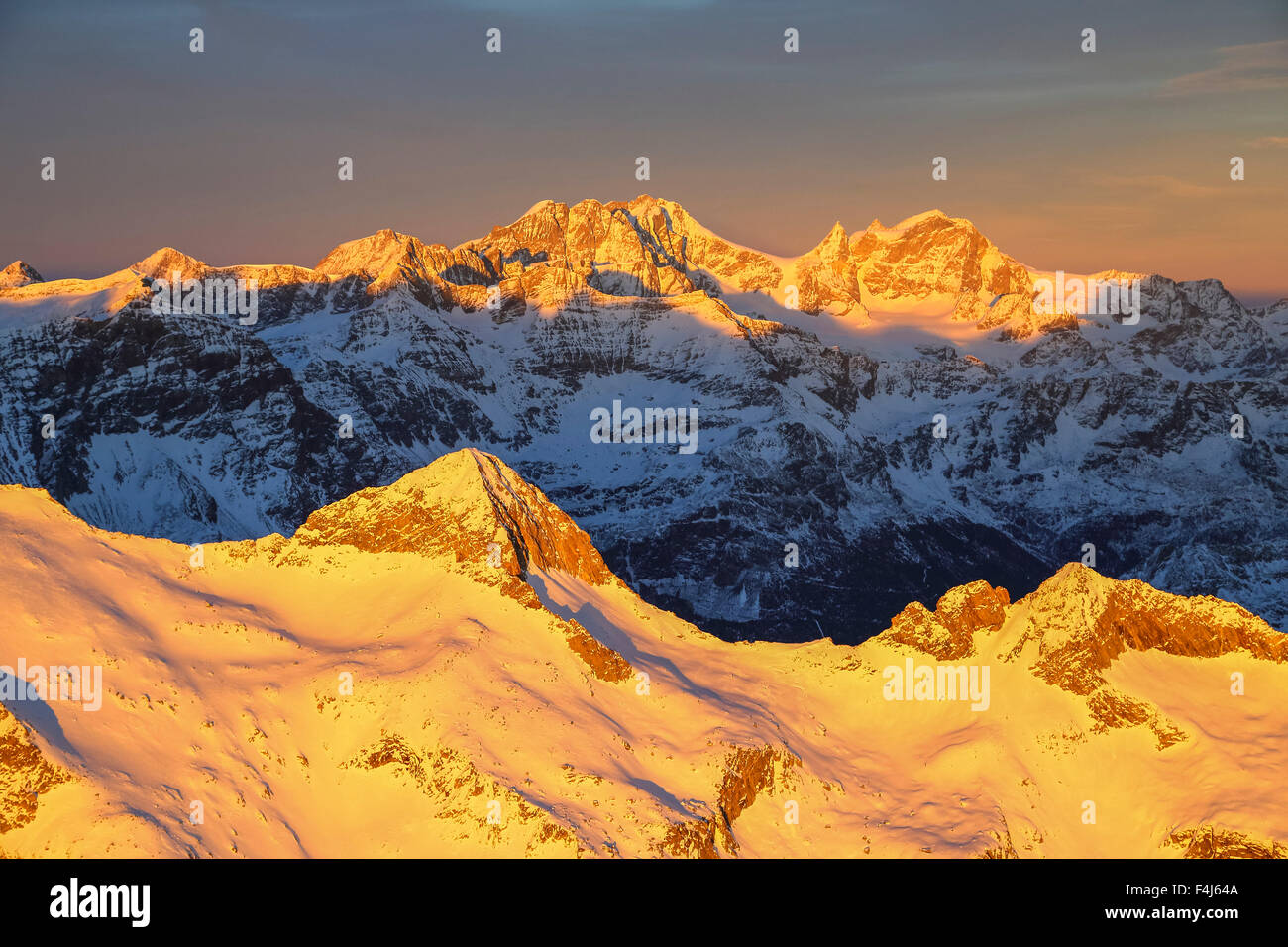 Vue aérienne de pointe de Baroni et groupe de la Bernina au coucher du soleil, Masino, vallée de la Valtellina, Lombardie, Italie, Europe Banque D'Images