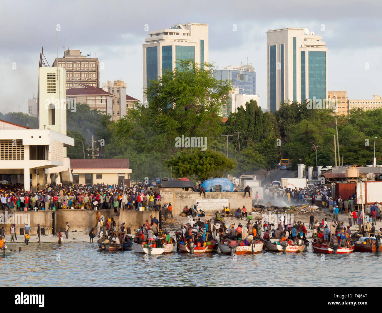 Marché de pêche avec la ville moderne derrière, Dar es Salaam, Tanzanie, Afrique orientale, Afrique du Sud Banque D'Images