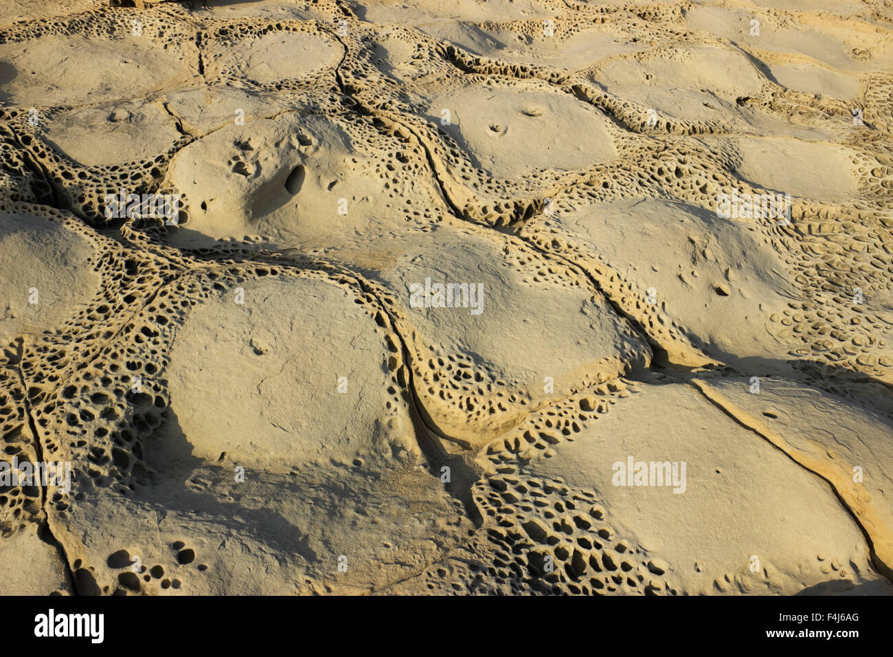 Image horizontale de grès formations creuse paysage rocheux. Village Skandali Lemnos, l'île de Limnos ou, en Grèce. Banque D'Images