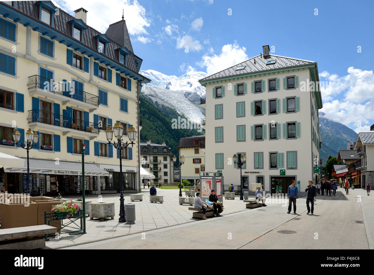 Hôtel et boutiques, Chamonix Mont Blanc, Alpes, Haute Savoie, France, Europe Banque D'Images