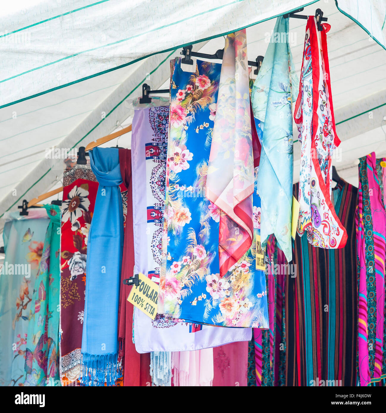 Pour les femmes châle en vente au marché de plein air. Italie Banque D'Images