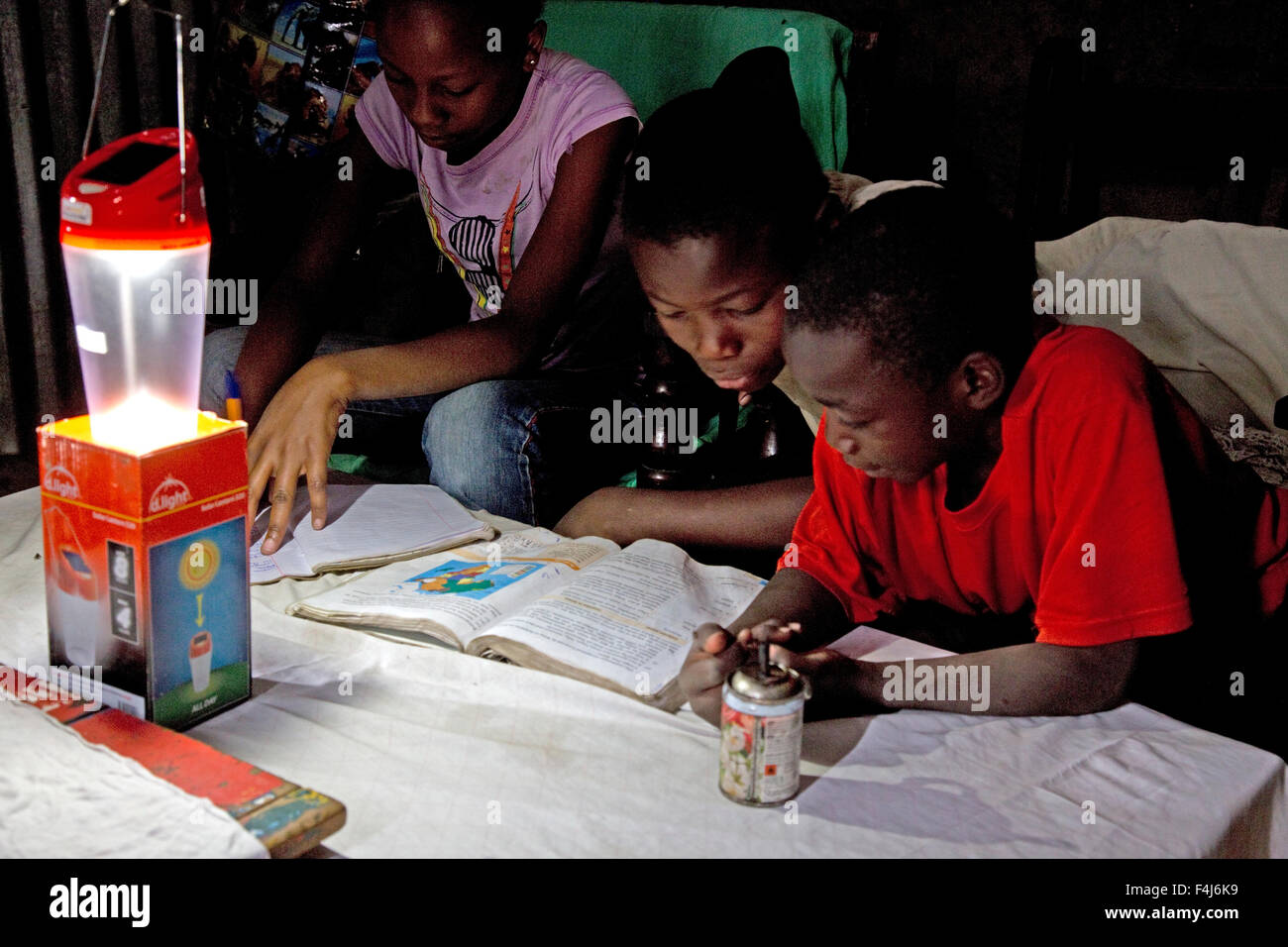 Les enfants de l'Afrique de l'étude de l'école livre avec lumière solaire Kamere Lake Naivasha au Kenya Banque D'Images