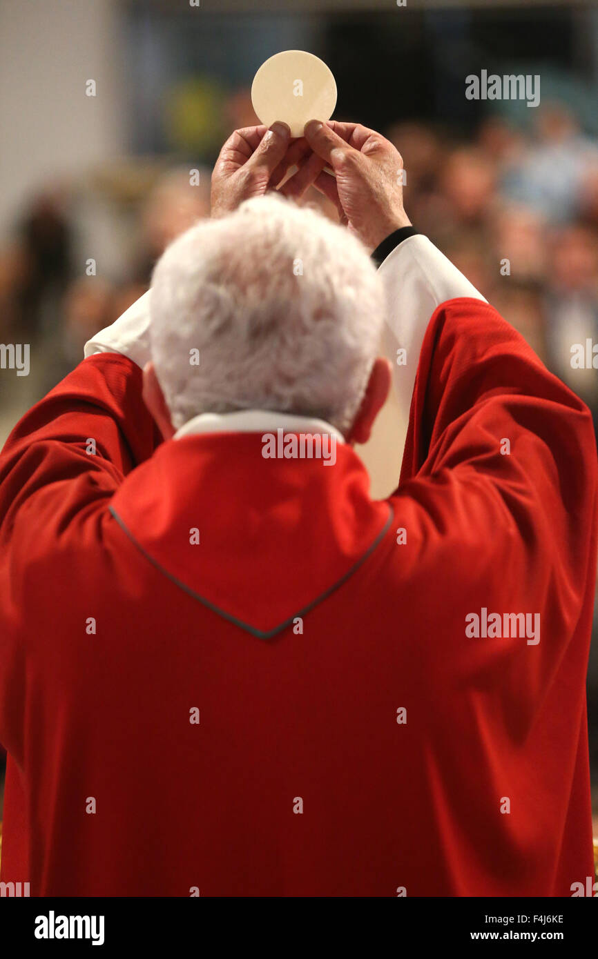 Célébration eucharistique dans une église catholique romaine, La Roche-sur-Foron, Haute-Savoie, France, Europe Banque D'Images