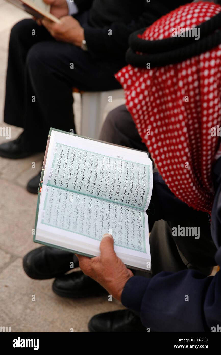 Lire le Coran en dehors des Palestiniens de la mosquée Al-Aqsa, à Jérusalem, Israël, Moyen Orient Banque D'Images