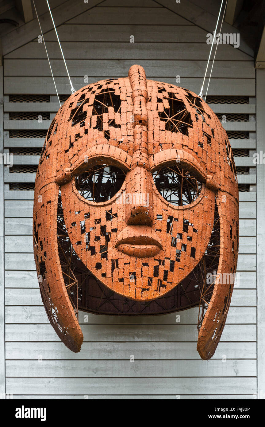 L'inscription du casque de Sutton Hoo à l'extérieur de la salle d'exposition à Sutton Hoo, dans le Suffolk, Angleterre, RU Banque D'Images