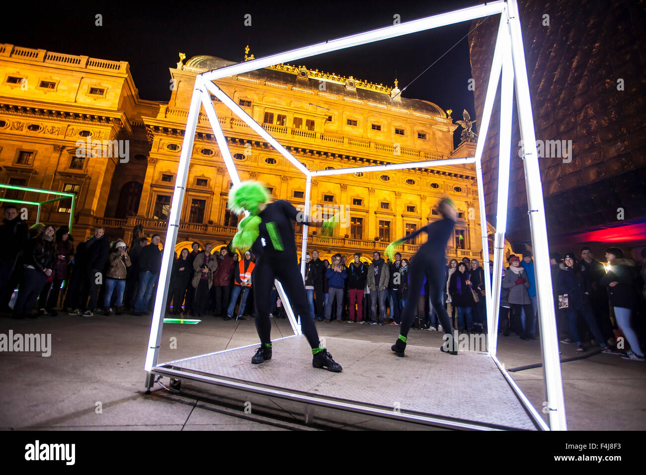 Cubes de danse auteurs tchèque Jan Vacek et Martin Smid, Signal festival, Prague, République tchèque 2015 Banque D'Images