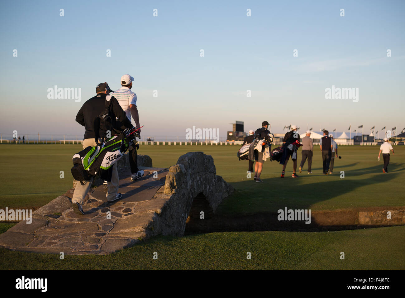 Les golfeurs du monde entier célèbre Aplenty Poivron (brûler) Pont sur le St Andrews Links Golf Old Course, Saint Andrews, Écosse, Royaume-Uni. Banque D'Images