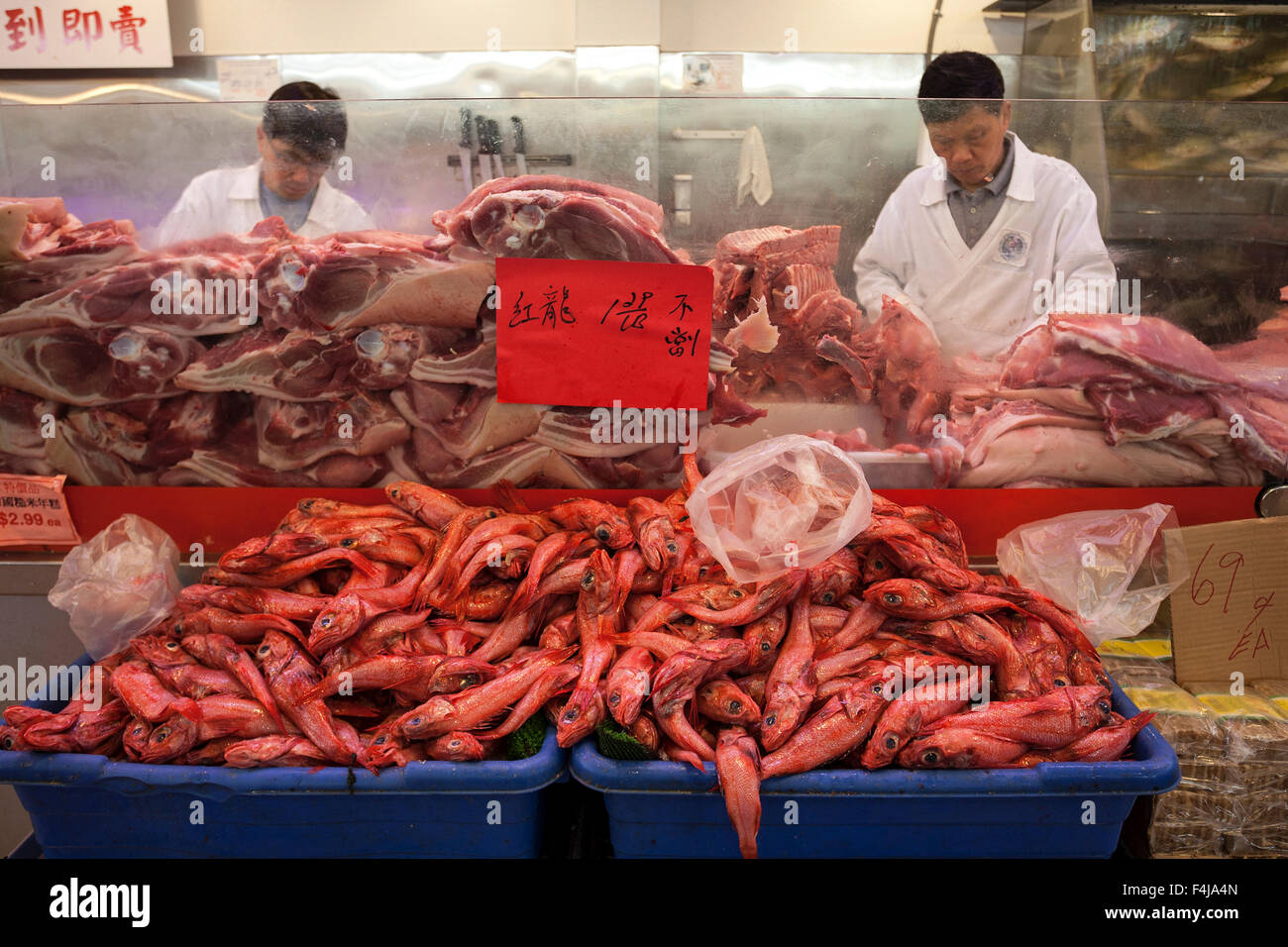 Boucherie, poisson rouge en face, Chinatown, San Francisco, California, USA Banque D'Images