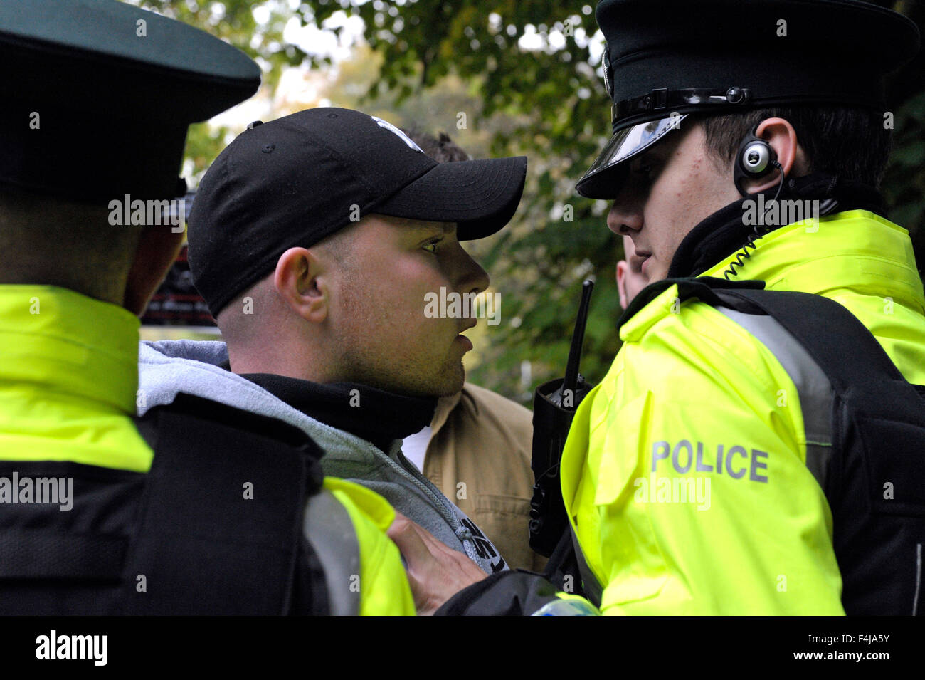Le groupe républicain dissident Réseau républicain de l'unité (RNU) protester contre un service de police de l'Irlande du Nord (PSNI) cas Banque D'Images