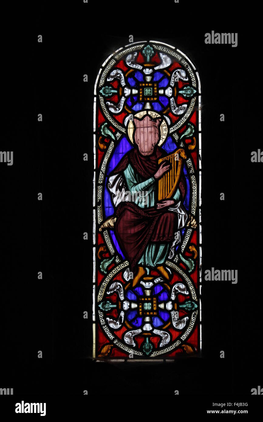 Vitraux d'Augustus Welby Northmore Pugin représentant le roi David jouant une lyre, Église de Kilpeck, Herefordshire, Angleterre Banque D'Images