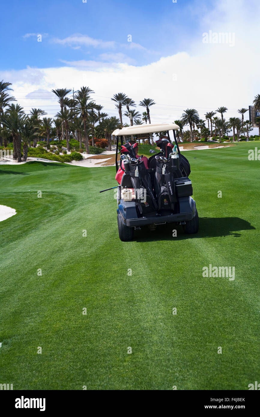 Une voiturette de golf sur un parcours de golf, USA. Banque D'Images
