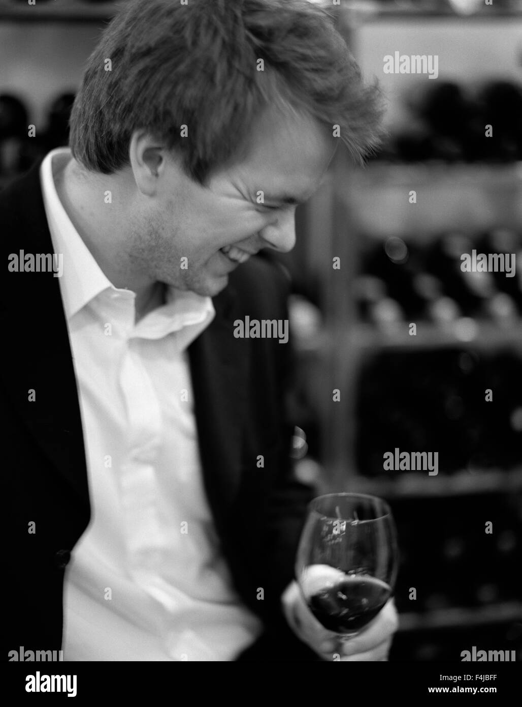 Homme avec un verre de vin, Goteborg. Banque D'Images