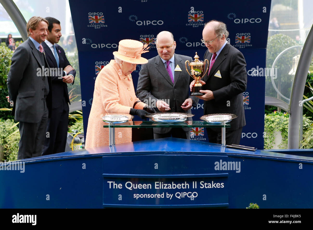 17.10.2015 - Ascot ; présentation des gagnants avec Johnny Weatherby (duc de Devonshire en sa qualité de représentant de la Reine), la reine Elizabeth II, Gérard et Alain Wertheimer (propriétaire de Chanel) et formateur Freddy Head après avoir remporté le Queen Elizabeth II Stakes parrainé par Qipco (Champions britanniques Mile) (Groupe 1) avec Solow. Credit : Lajos-Eric turfstock.com/Balogh Banque D'Images