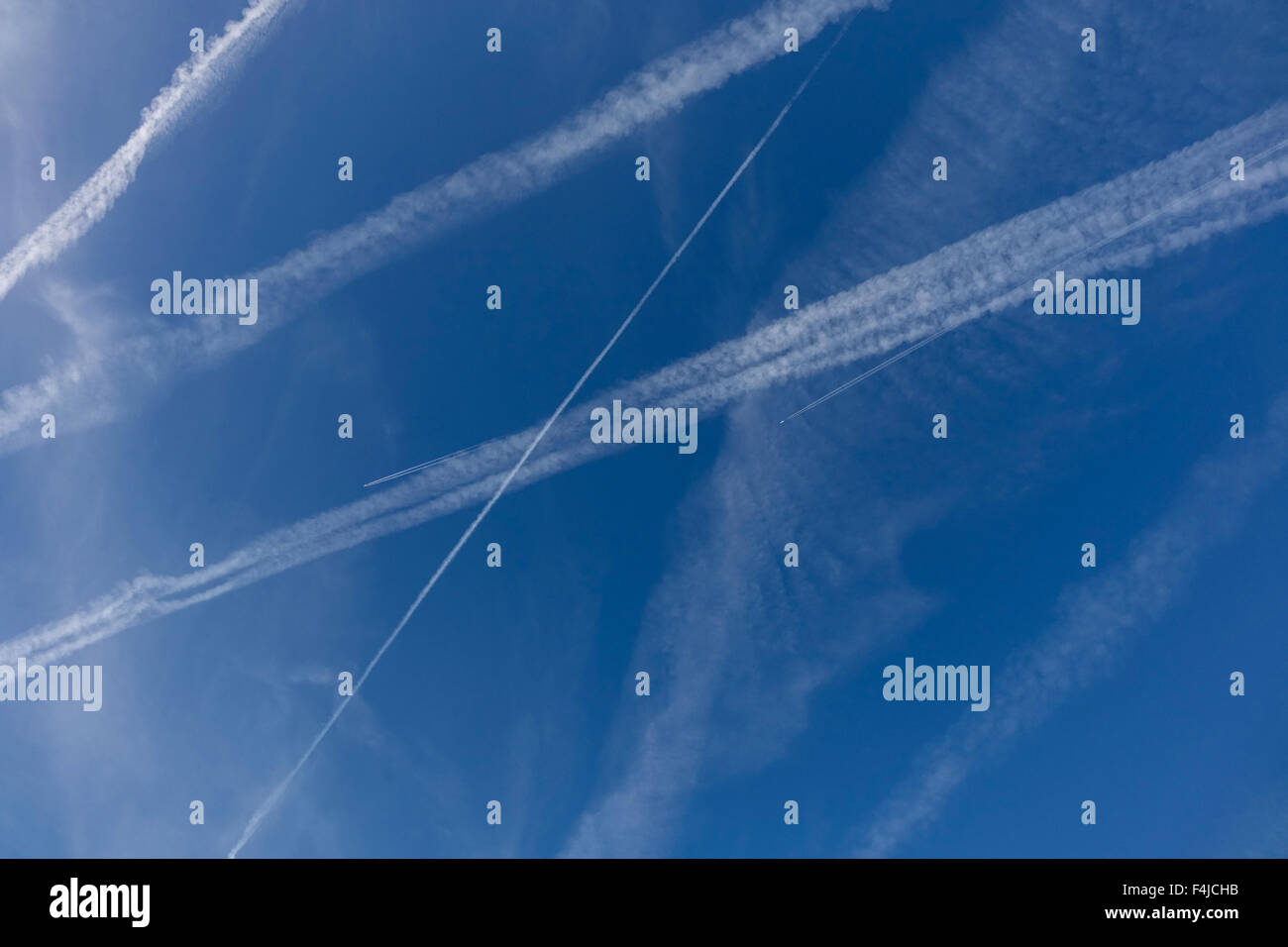 Traînées de multiples avec des aéronefs visible sur la campagne dans la vallée de la Loire, France. Banque D'Images