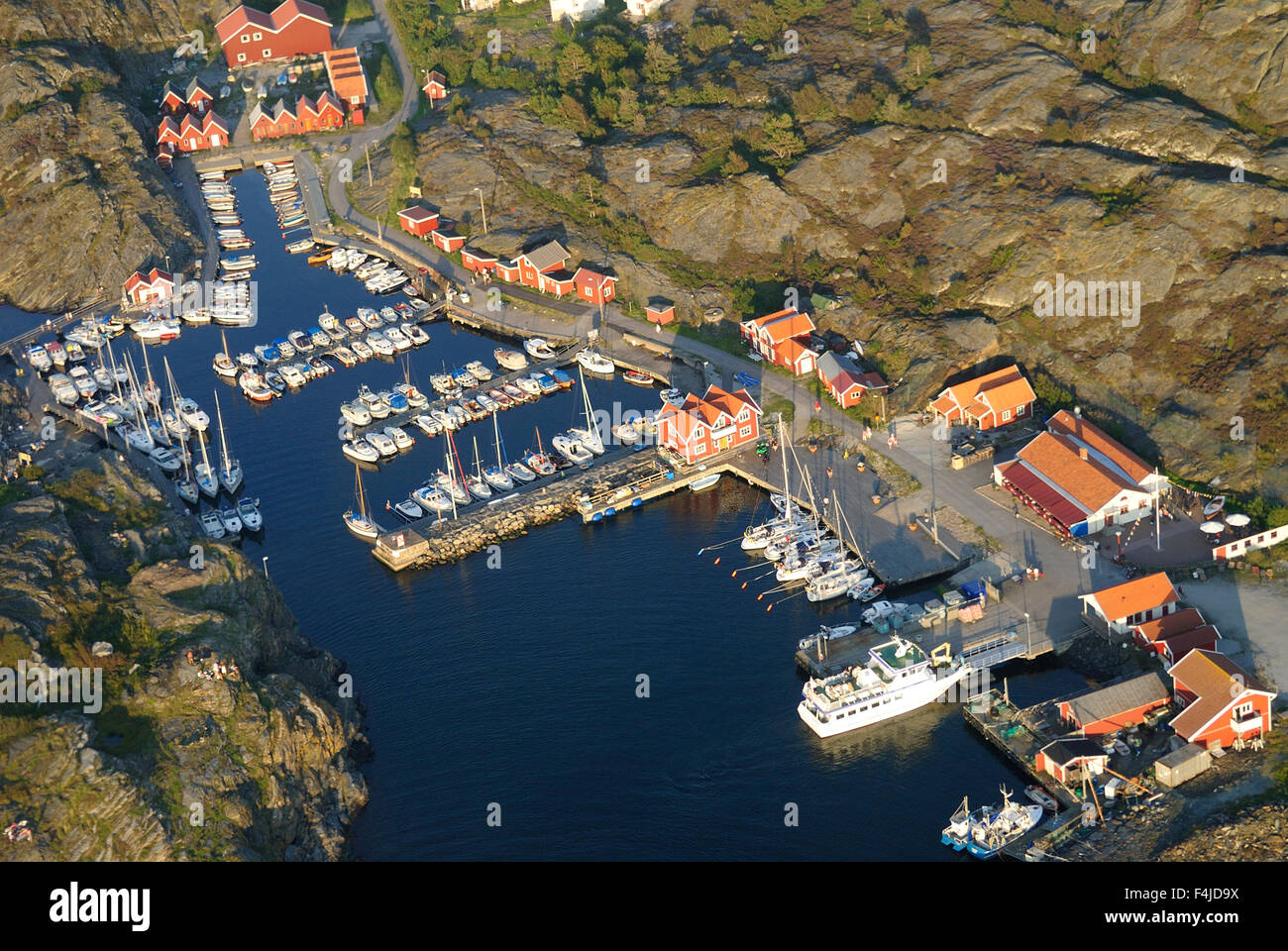 La Scandinavie, la Suède, Bohuslan, maisons et voile à l'Harbour Banque D'Images