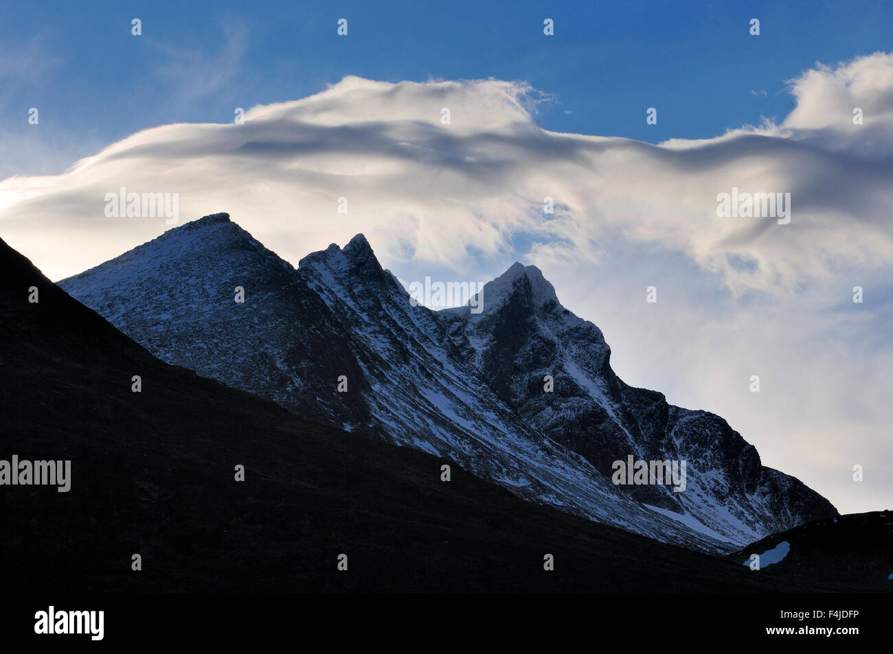 La Scandinavie, la Norvège, montagnes aux sommets enneigés against sky Banque D'Images