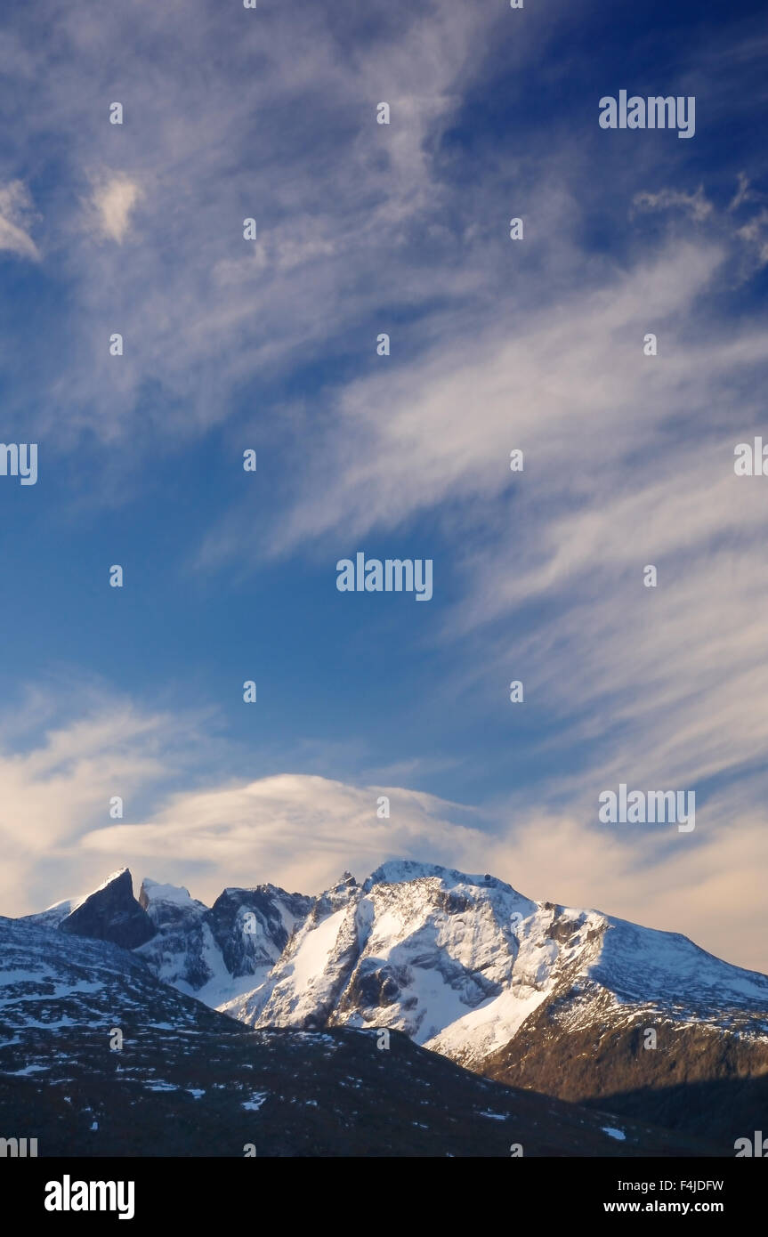 La Scandinavie, la Norvège, montagnes aux sommets enneigés against sky Banque D'Images