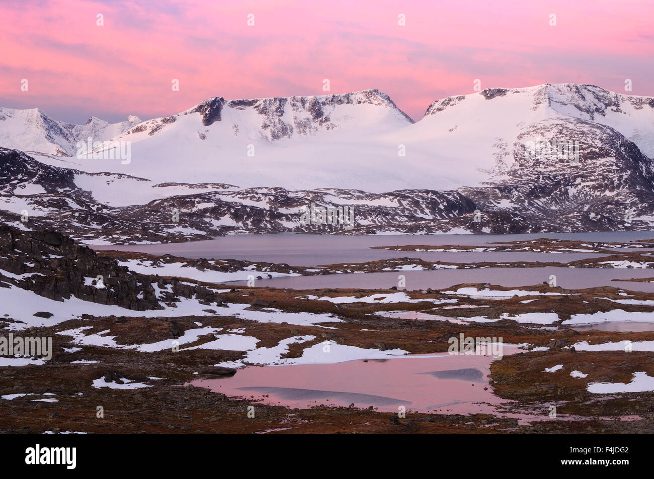 La Scandinavie, la Norvège, montagnes aux sommets enneigés à l'aube Banque D'Images