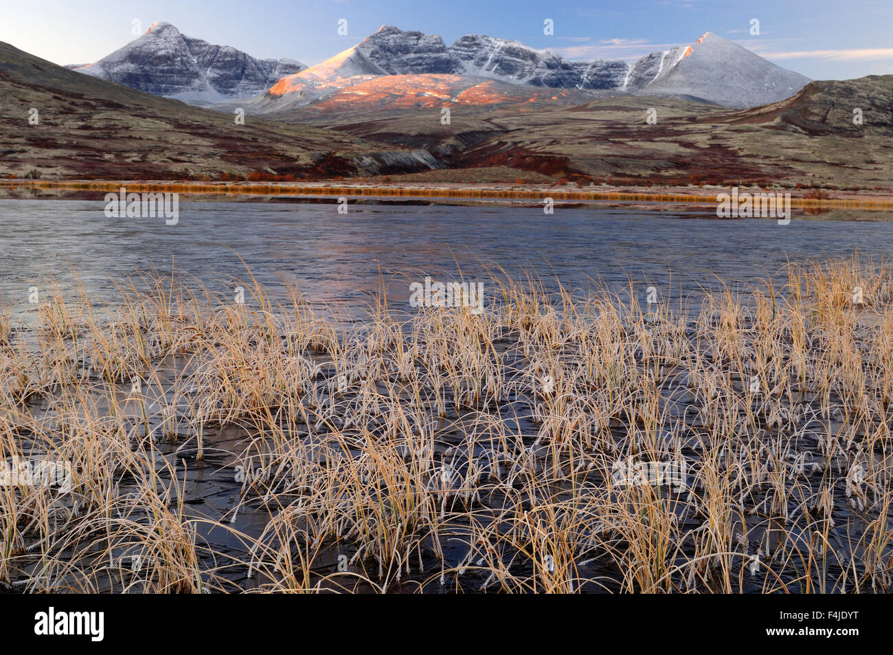 La Scandinavie, la Norvège, la vue sur le lac avec les montagnes en arrière-plan Banque D'Images