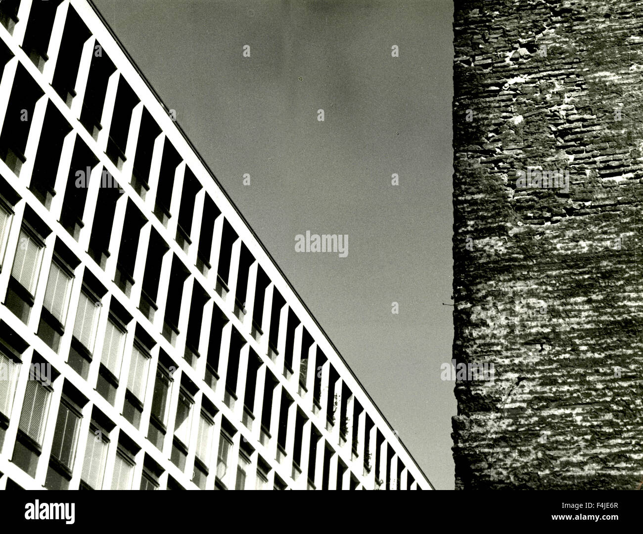 Bâtiment moderne à proximité des ruines, Rome via Paris, France Banque D'Images