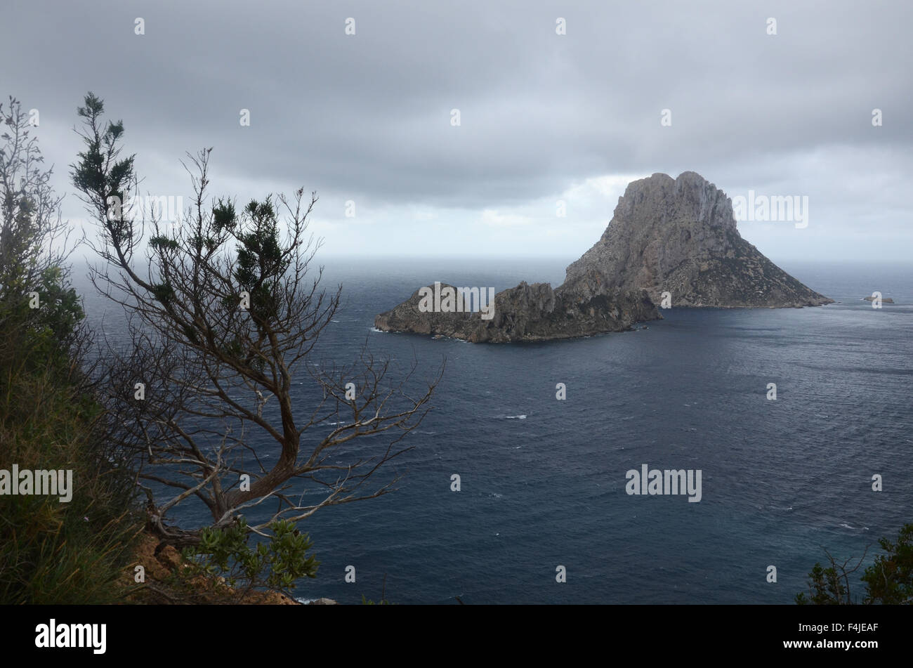 ES VEDRA, un rocher inhabité situé à 2km de l'île au large de la côte ouest d'Ibiza, dans la zone de Cala d'Hort. Banque D'Images