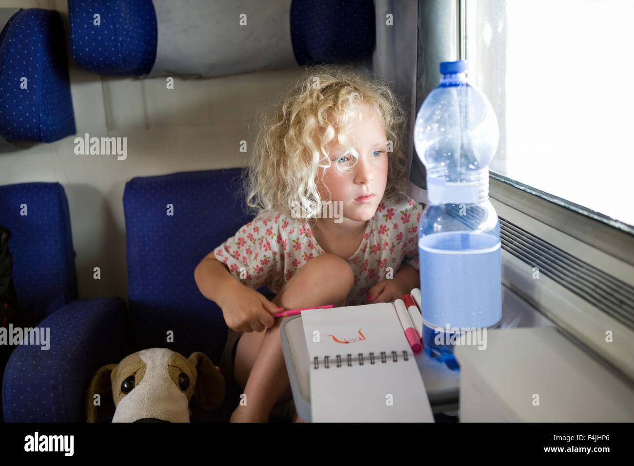 L'Italie, fille blonde en train de dessin Banque D'Images