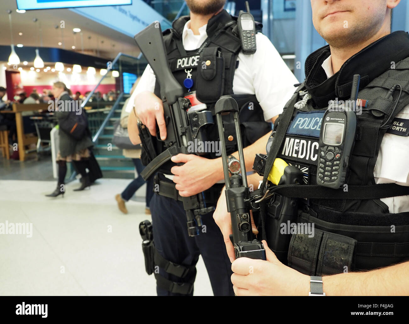 La police armée de la Police métropolitaine de Londres en patrouille à l'aéroport de London City, Londres, Angleterre, Royaume-Uni Banque D'Images