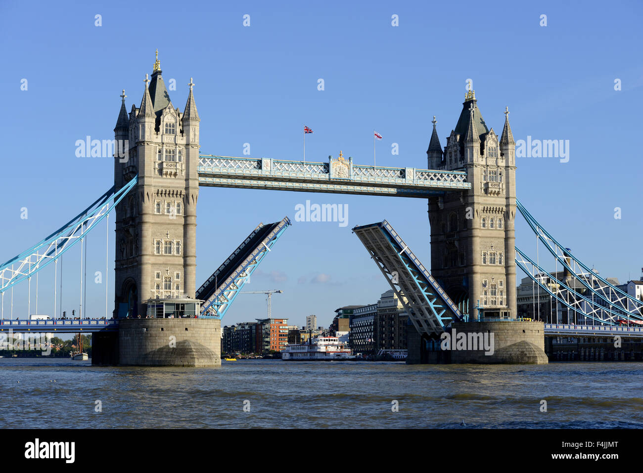 Tower Bridge, Londres, Grande-Bretagne ouvert, UK Banque D'Images