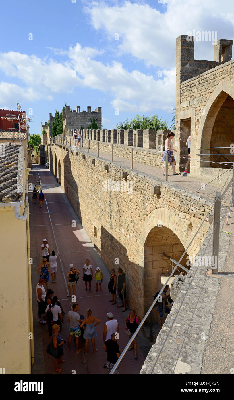 Les touristes sur les remparts de l'ancien mur de la ville, Vieille Ville d'Alcudia, Majorque, Iles Baléares, Mallorca, Espagne Banque D'Images