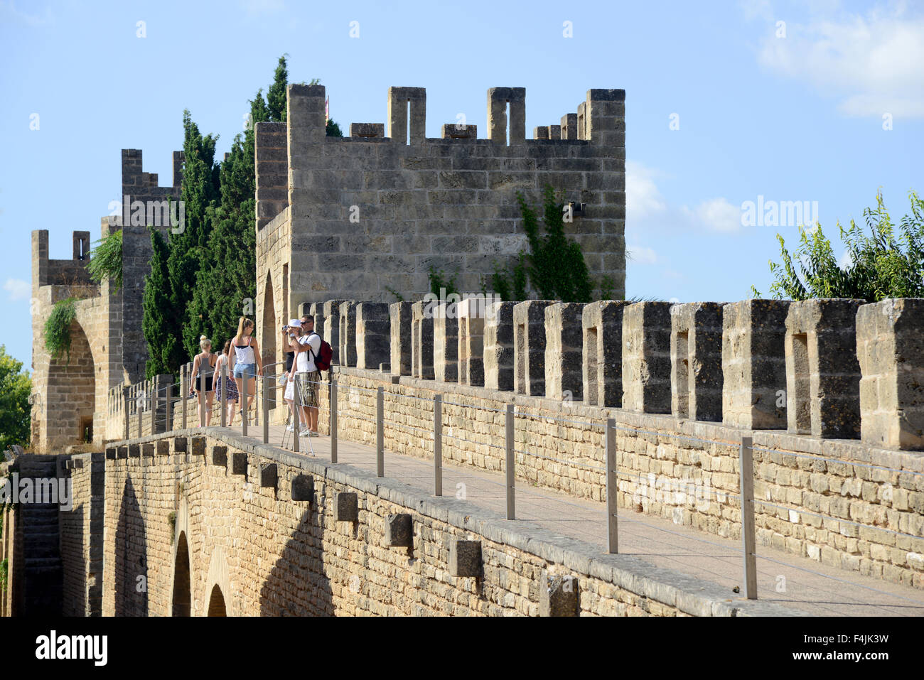 Les touristes sur les remparts de l'ancien mur de la ville, Vieille Ville d'Alcudia, Majorque, Iles Baléares, Mallorca, Espagne Banque D'Images