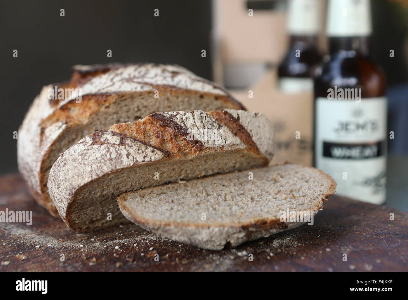 Une miche de pain de bière du flou de bouteilles de bière Banque D'Images