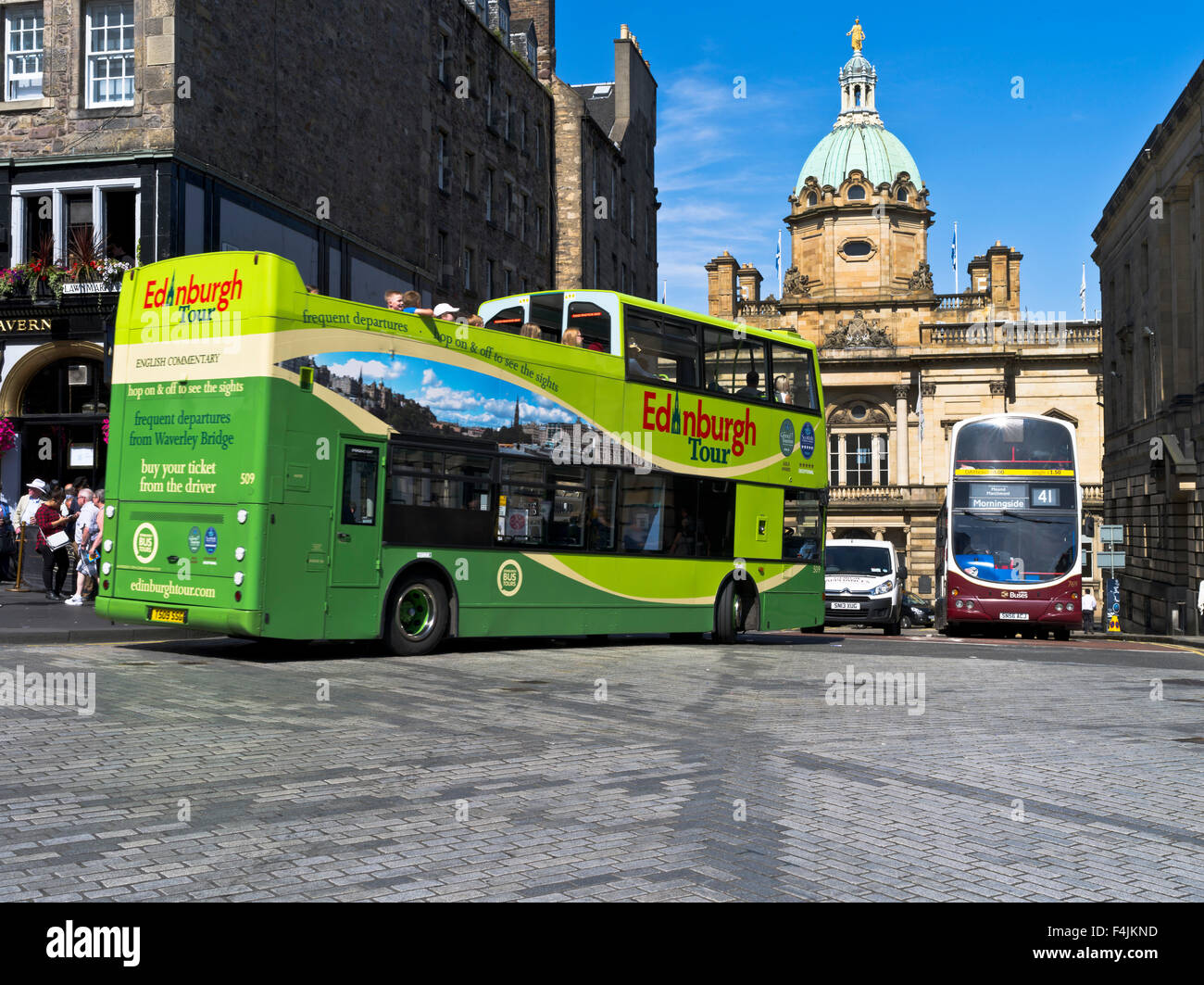 dh The Mound THE ROYAL MILE EDINBURGH circuit en bus visites touristiques ouvert de meilleurs touristes Banque D'Images