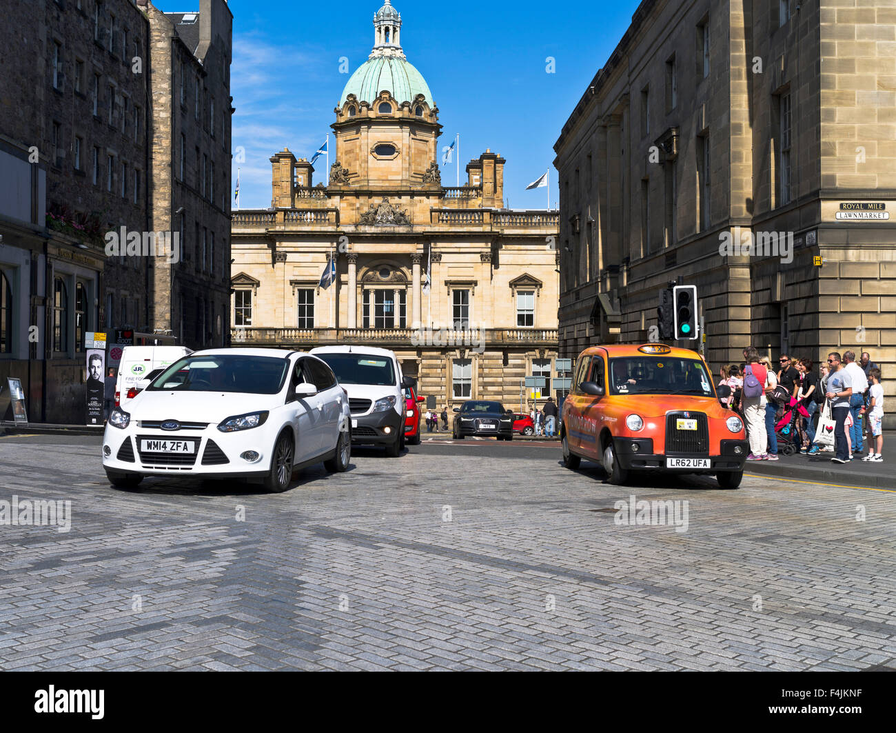 dh The Mound THE ROYAL MILE EDINBURGH les voitures du centre-ville du siège de la Bank of Scotland Banque D'Images