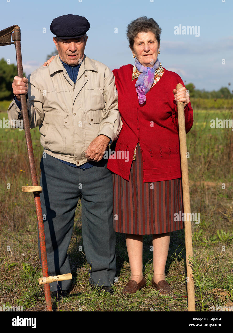 Italie, Toscane, portrait of senior couple standing on field Banque D'Images