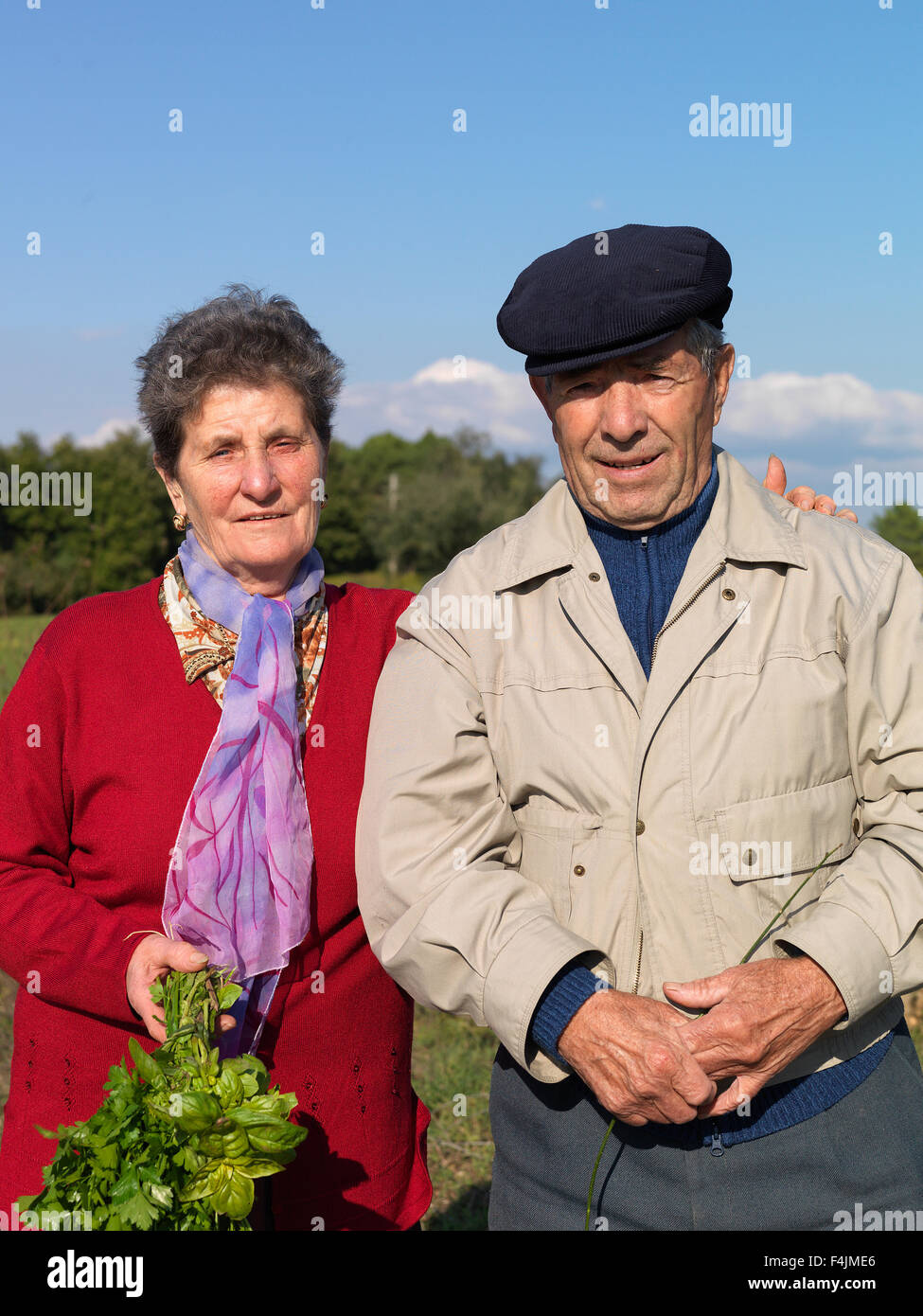 Italie, Toscane, portrait of senior couple standing on field Banque D'Images