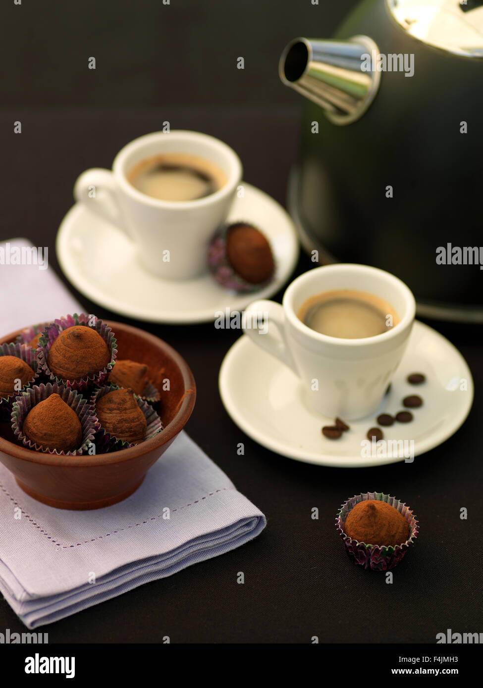La Suède, Stockholm, Stockholm, deux cafés espresso avec truffes au chocolat Banque D'Images