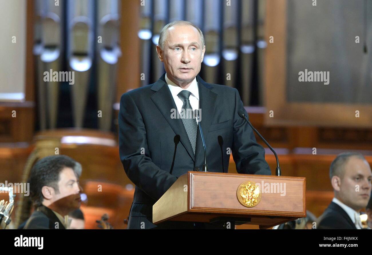 Le président russe Vladimir Poutine parle au concert gala des lauréats du 15e concours international Tchaïkovski à la grande salle du Conservatoire de Moscou le 2 juillet 2015 à Moscou, Russie. Banque D'Images