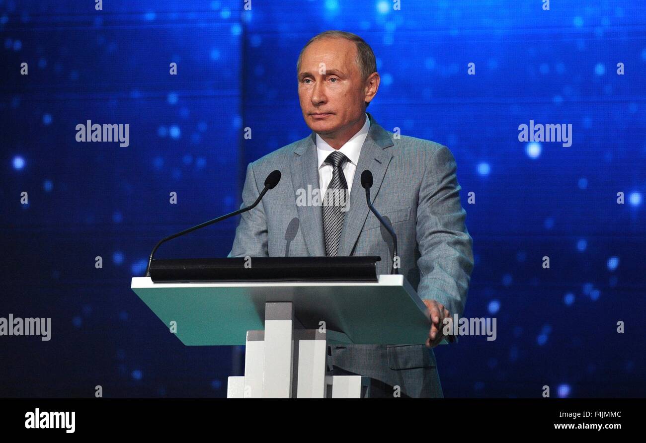 Le président russe Vladimir Poutine s'exprime à l'enseignant de l'année awards lors d'une visite au centre d'éducation des enfants est Sirius, 8 octobre 2015 à Sotchi, Russie. Banque D'Images