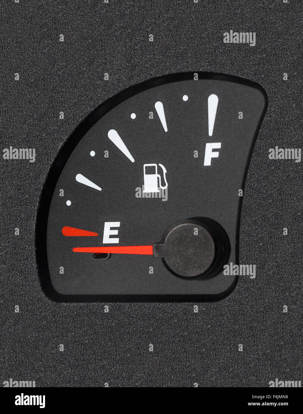 Jauge de carburant d'une voiture indique le réservoir vide. Banque D'Images
