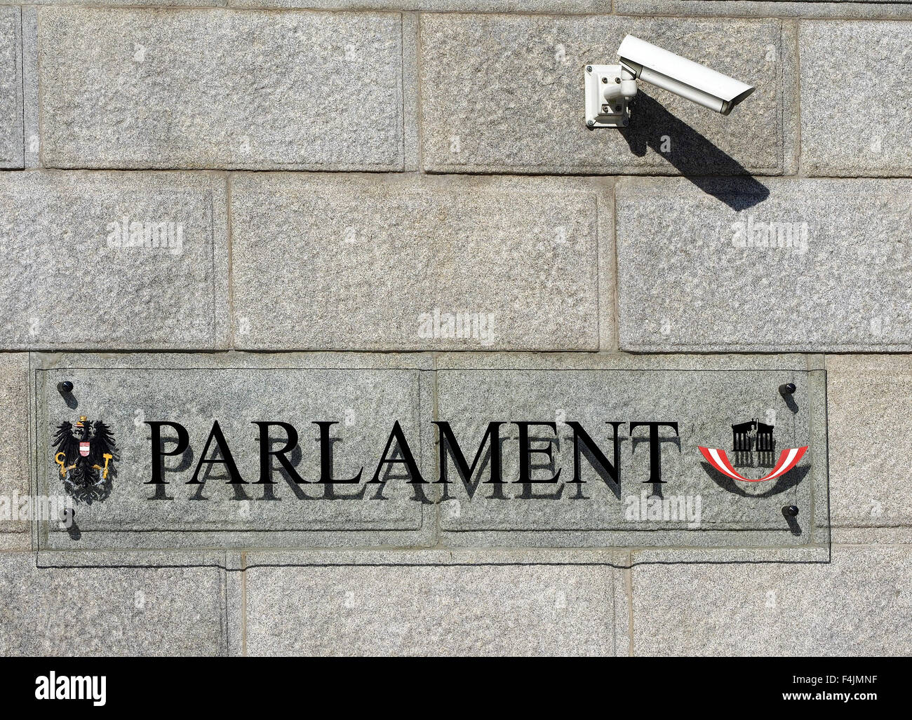 Le bâtiment du parlement autrichien et caméra de surveillance dans le centre de Vienne, Autriche. Banque D'Images