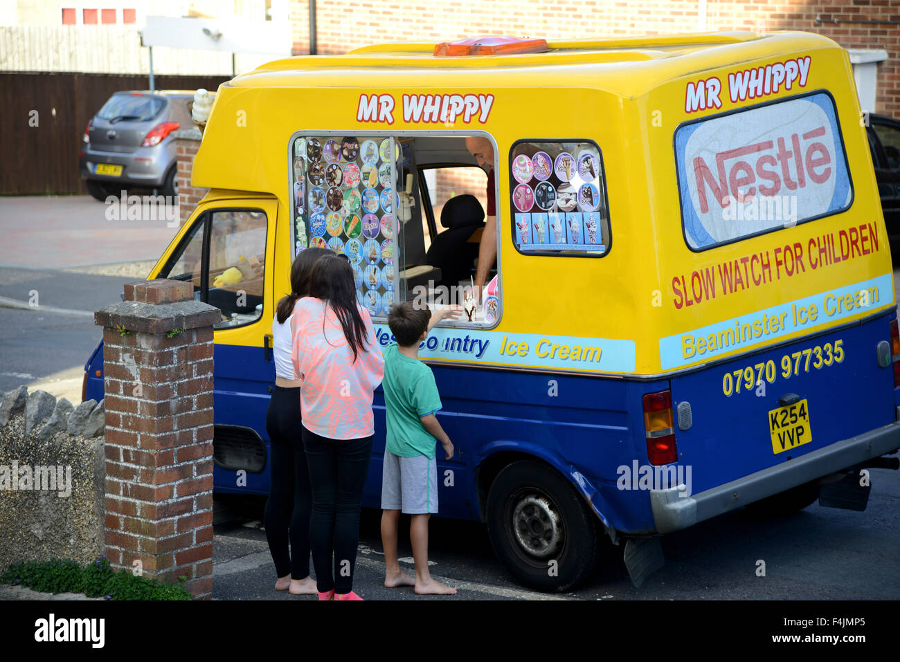 Enfants achète un "ice cream" d'une "crème glacée" van, UK Banque D'Images