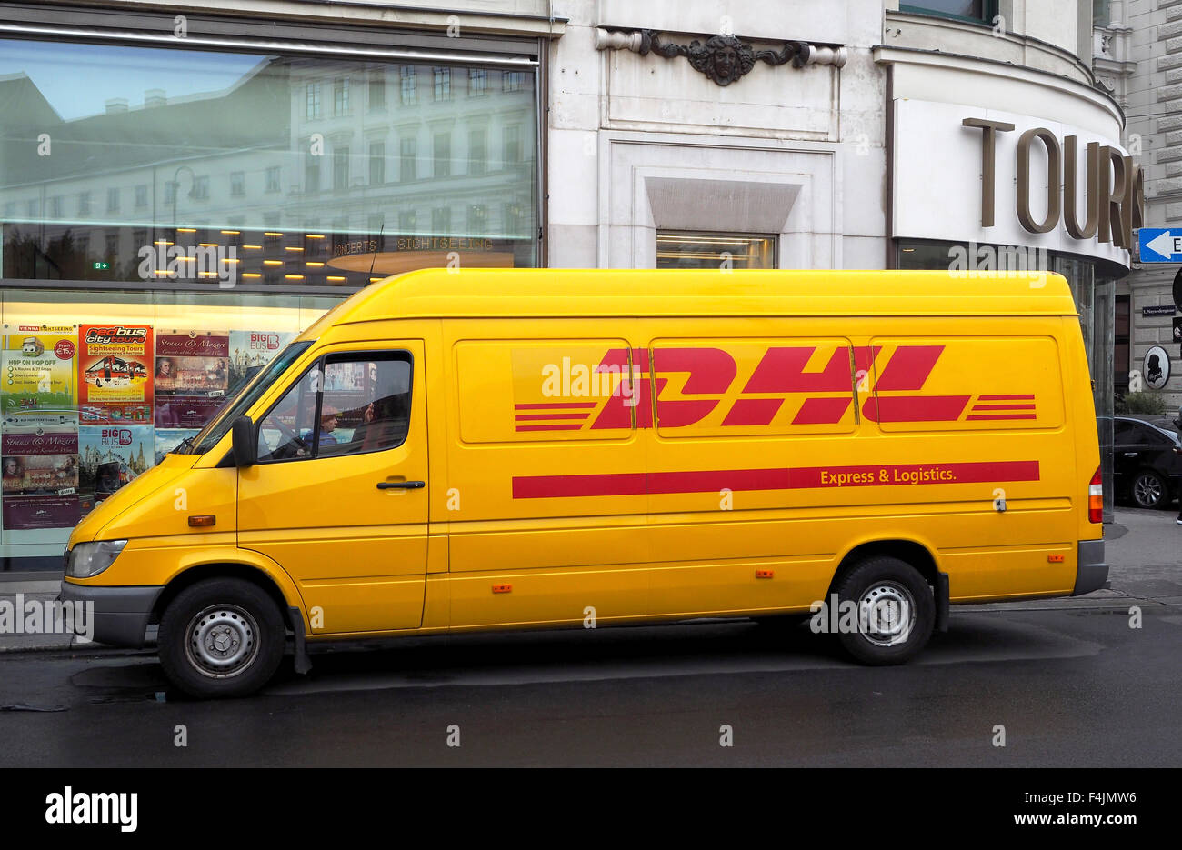 Livraison DHL van Banque D'Images