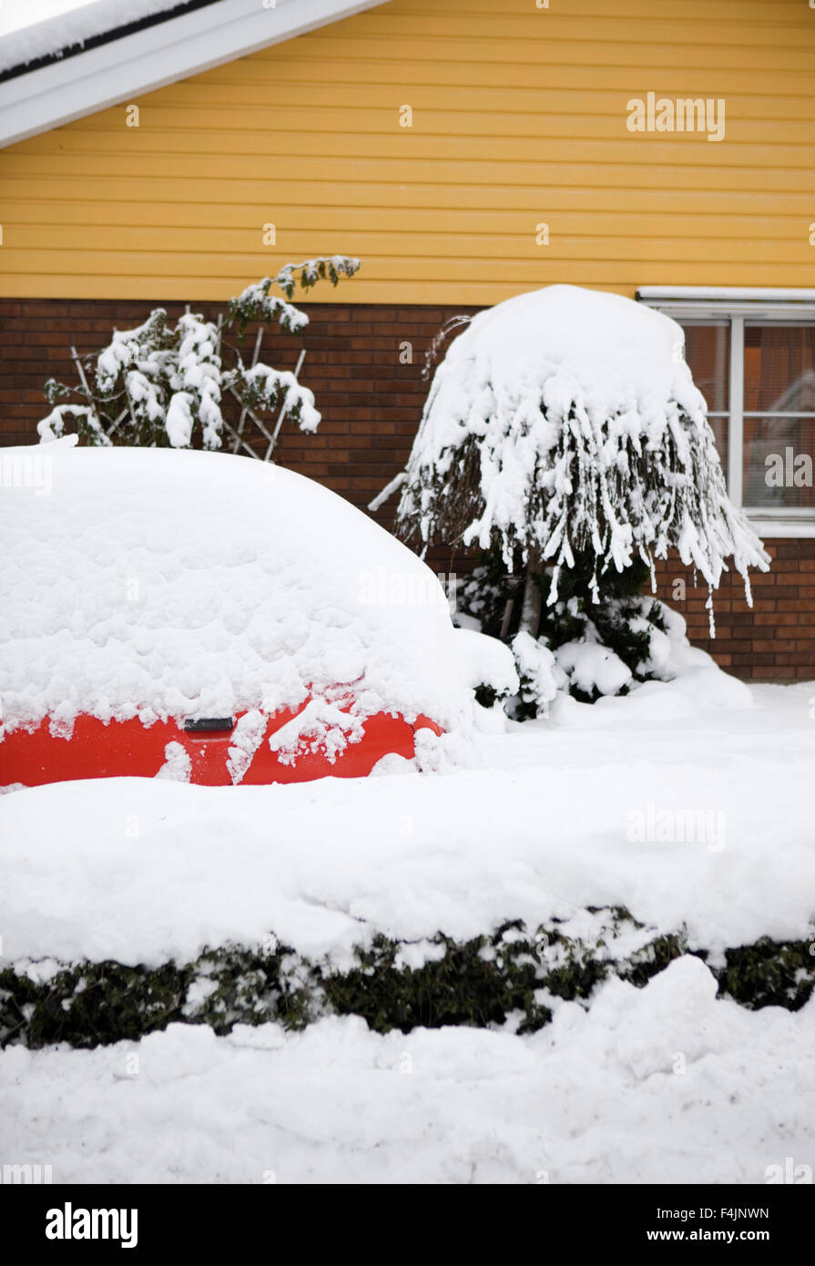 La Suède, avec un extérieur de maison couverte de neige en premier plan Banque D'Images