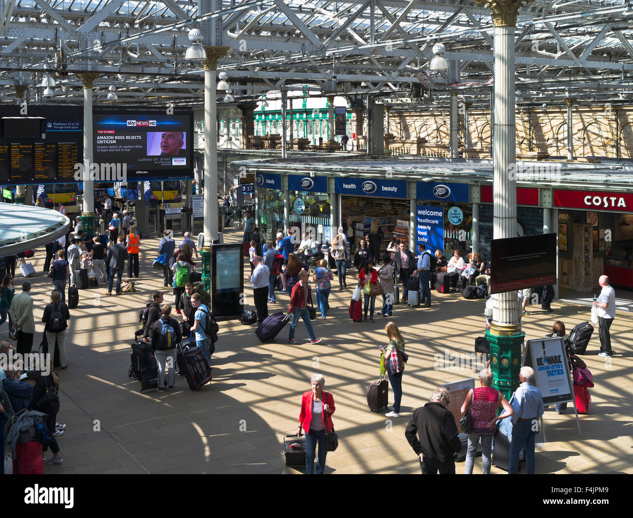 dh Waverley Station WAVERLEY EDINBURGH boutiques de passagers Waverley Station Edinburgh Concourse ecosse intérieur animé Banque D'Images