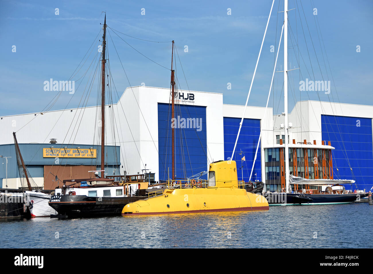 HJB Holland année est basé à Zaandam, près de Port d'Amsterdam Pays-Bas sous-marin jaune ( Noordzeekanaal Canal Mer du Nord ) Si la construction yachts ou yachts à moteur, les équipes qualifiés prendre une fierté dans leur travail pour produire un produit de classe mondiale en utilisant des techniques modernes et efficaces de la technologie de pointe, fournissant en fin de chaque client avec un yacht d'exception à un prix réaliste. Année de Holland est basé à Zaandam, à la périphérie d'Amsterdam, avec un accès direct en eau profonde pour les eaux libres un peu moins d'un heure du chantier naval. Banque D'Images