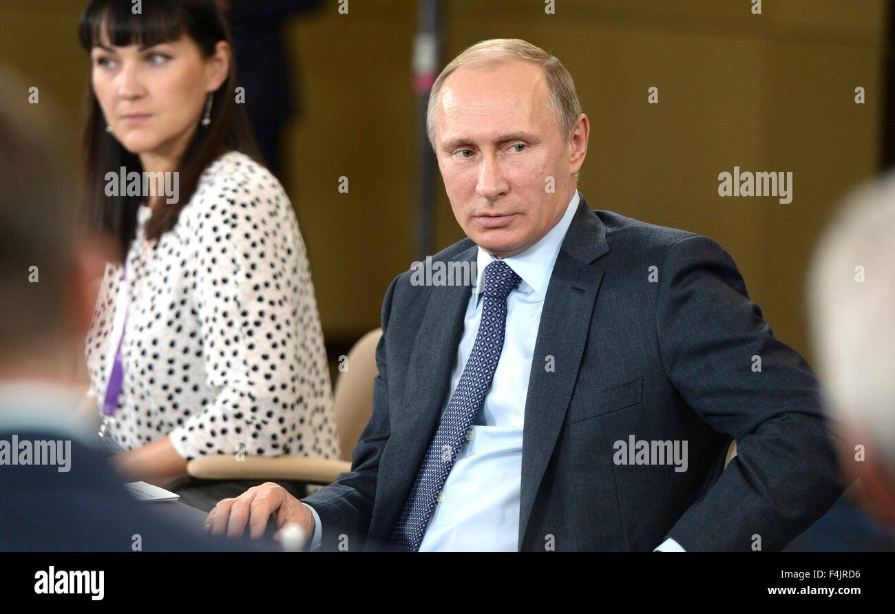 Le président russe Vladimir Poutine lors d'une visite à la Children's centre éducatif Sirius pour l'enseignant de l'année concours d'Octobre 8, 2015 à Sotchi, Russie. Banque D'Images