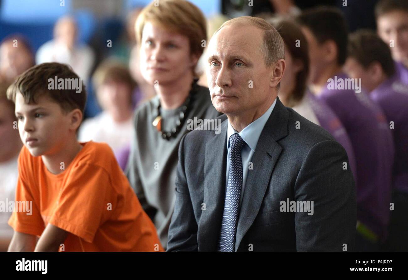 Le président russe Vladimir Poutine lors d'une visite à la Children's centre éducatif Sirius pour l'enseignant de l'année concours d'Octobre 8, 2015 à Sotchi, Russie. Banque D'Images