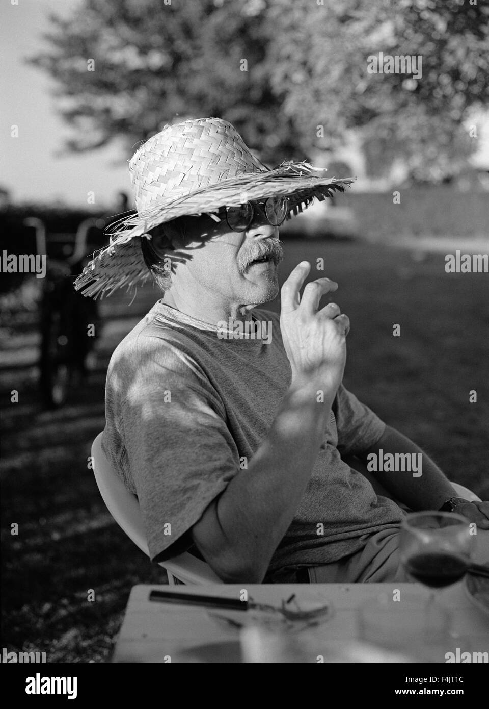 Man wearing straw hat Banque D'Images